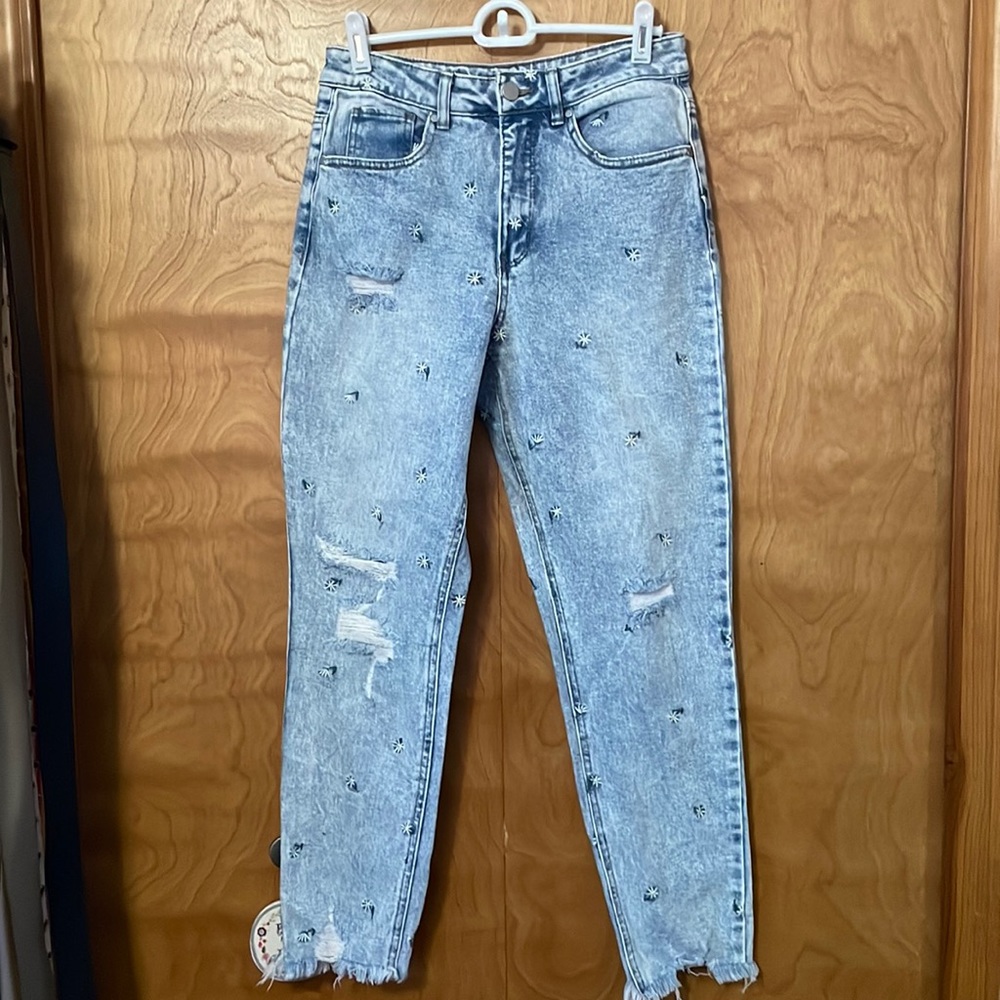 Juniors sz 5 Material Girl daisy-stitched mom-style jeans